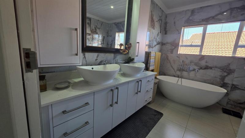 5 Bedroom Property for Sale in Monte Christo Western Cape